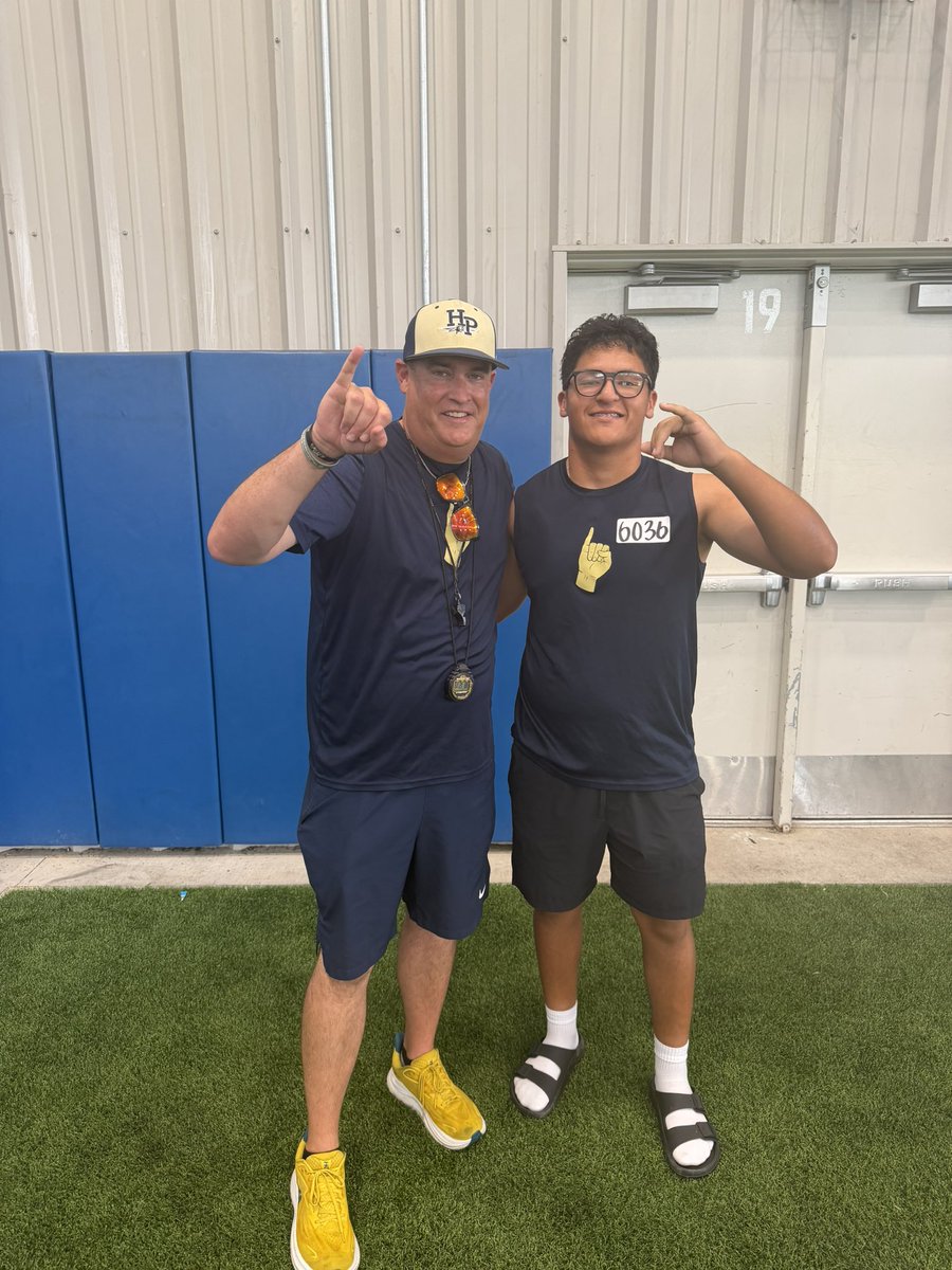 RogerHerna39's tweet photo. Had a great day at the @hputxfootball camp thank you to @CoachGipson11 and @jttesno  for giving me tips to get better as a player and person https://t.co/hpJJYGs8pa
