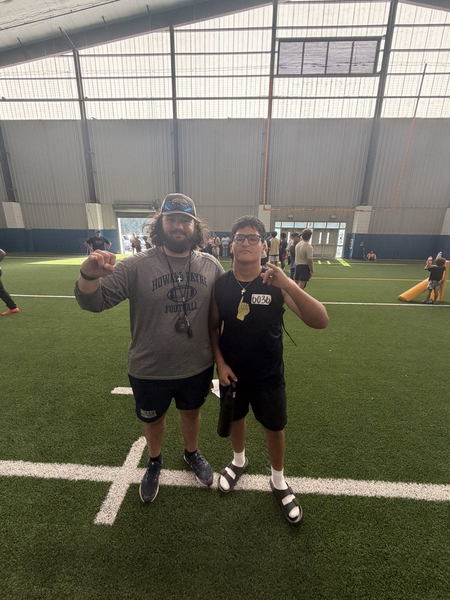 RogerHerna39's tweet photo. Had a great day at the @hputxfootball camp thank you to @CoachGipson11 and @jttesno  for giving me tips to get better as a player and person https://t.co/hpJJYGs8pa