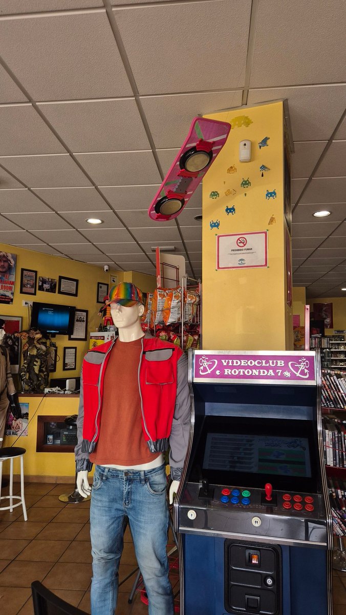 GollumReviews's tweet photo. Menuda visita hemos hecho al VIDEOCLUB ROTONDA 7 en Jerez.
Tenéis que venir a conocer a Fran y todo lo que tiene. Nos hemos llevado cosazas y próximamente tendréis algo chulo que vamos a grabar... 📀🎬❤️ https://t.co/ipx0vN3EJM