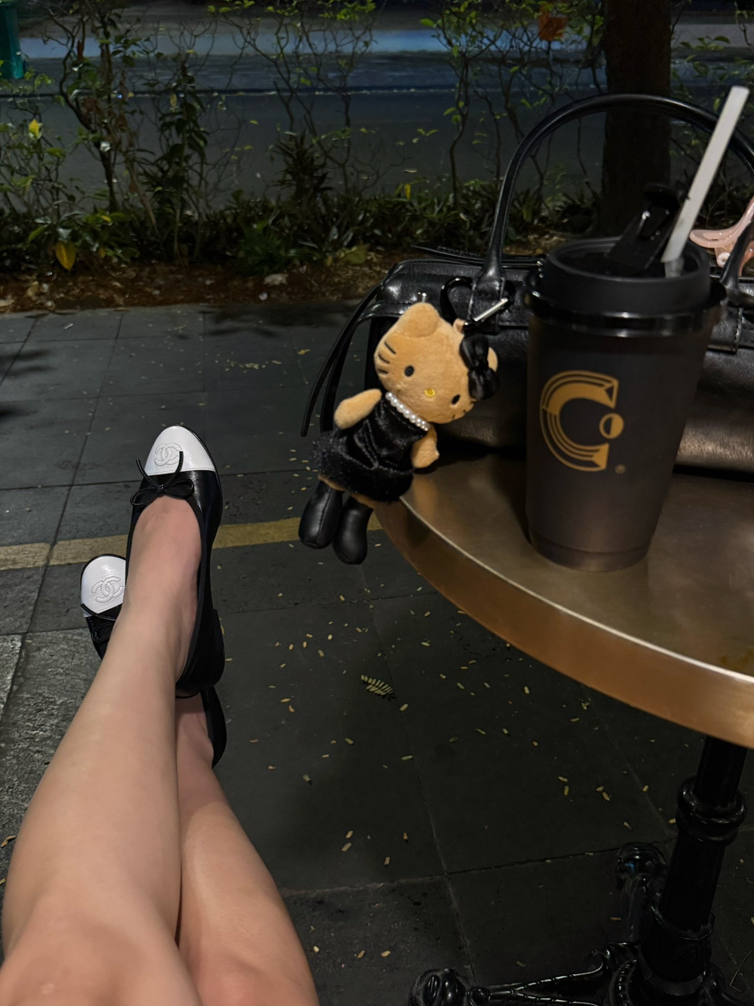 1 pic. 🙂‍↕️👠 https://t.co/IUueKzRPHt