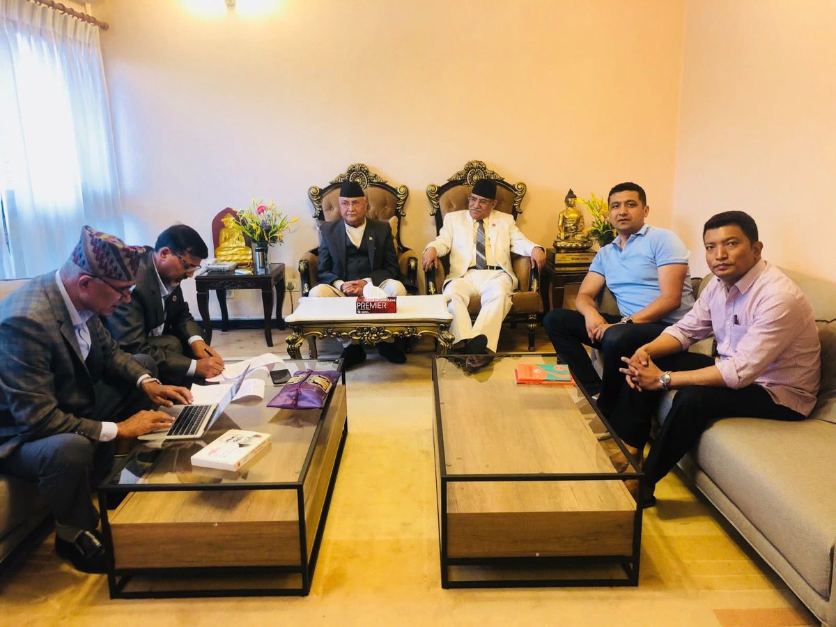 HkPuspak's tweet photo. नेकपा एमाले र माओवादी केन्द्रबीच एकता हुँदा मध्यस्थकर्ताको भूमिकामा देखिएका थिए दीपक भट्ट। त्यसबेलाका केही दुर्लभ झलकहरू- हेर्नुहोस् चार फोटो 😁 https://t.co/YB9a4gZg8J