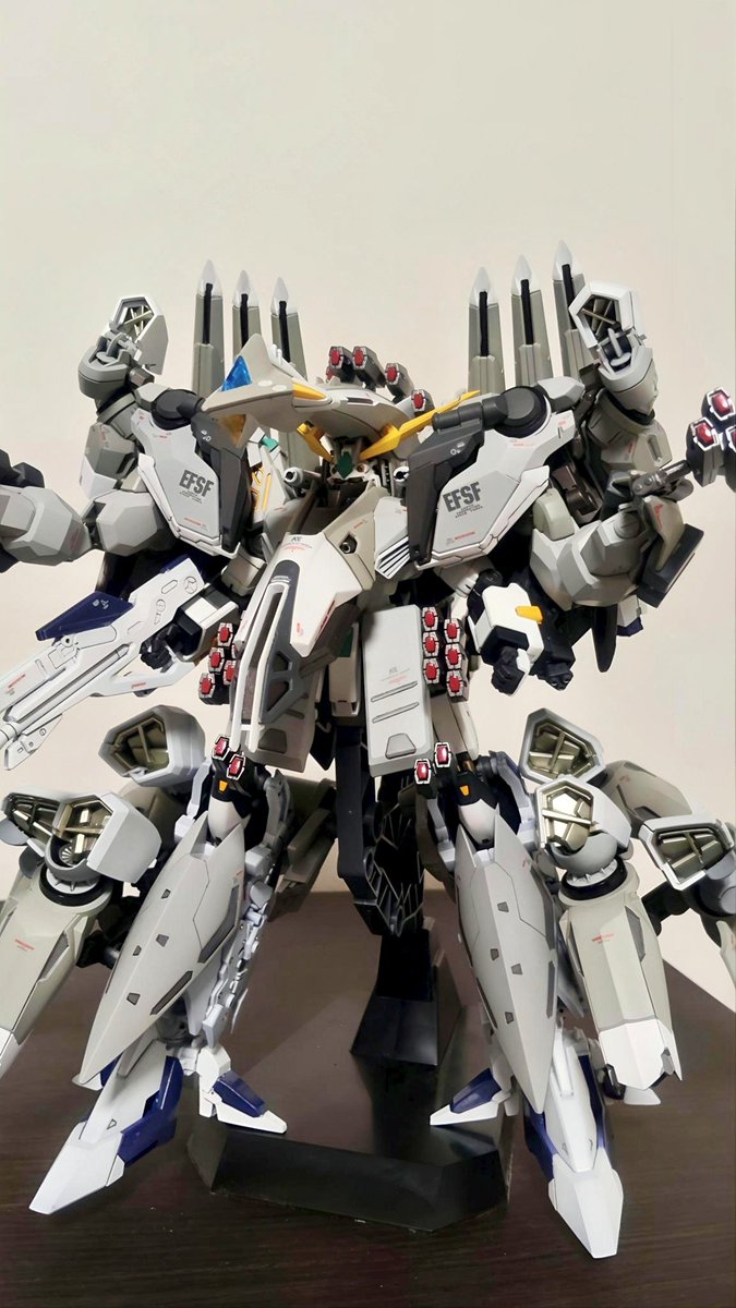 m_hiroyui's tweet photo. #ガンプラ
#アリュゼウス
#閃光のハサウェイ
はじめて制作に1ヶ月以上ガンプラにかけてようやく昨日トップコートまで終わりました😭
ところどころ上手くいかなかったけど楽しめました！ https://t.co/DjbnzvMByI