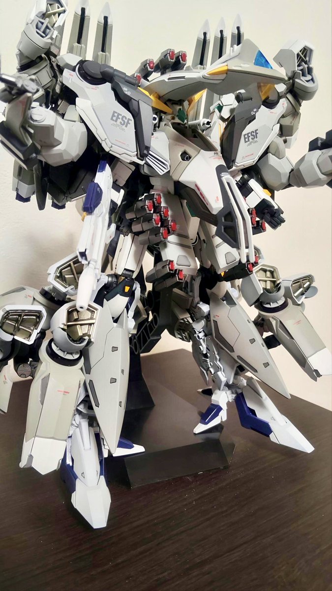 m_hiroyui's tweet photo. #ガンプラ
#アリュゼウス
#閃光のハサウェイ
はじめて制作に1ヶ月以上ガンプラにかけてようやく昨日トップコートまで終わりました😭
ところどころ上手くいかなかったけど楽しめました！ https://t.co/DjbnzvMByI