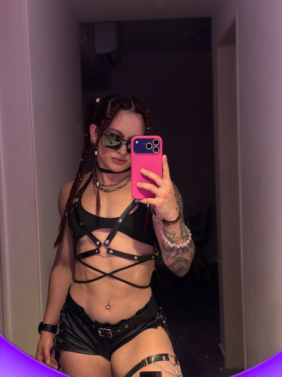 Emilybelleebbg's tweet photo. Guess my favorite color https://t.co/cXhgs3HHm4