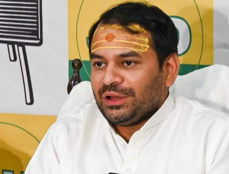 JaikyYadav16's tweet photo. बड़ी खबर 🚨

बिहार में तेज प्रताप यादव के घर से एक बहुत बड़ी चोरी का मामला सामने आ रहा है, जिसमें 

20 लाख कैश (पार्टी फंड)
दो तोला सोने की चेन 
एक अंगूठी 
4 पेन ड्राइव 
2 हार्ड डिस्क
एक iPad 
एक MacBook 

एक लैपटॉप और iphone 17 Pro Max गायब हो गए हैं।

इतनी बड़ी चोरी का शक तेज प्रताप यादव के करीबी और उनके निजी सहायक मोतीलाल पर लग रहा है जिसपर तेज प्रताप यादव ने FIR भी की है।