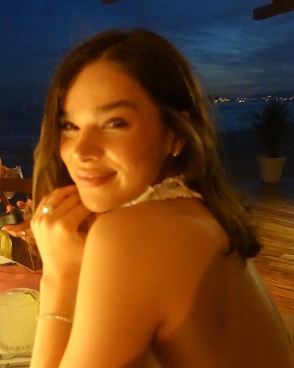 archiveshailees's tweet photo. HAILEE STEINFELD. https://t.co/UBC0eELMtD
