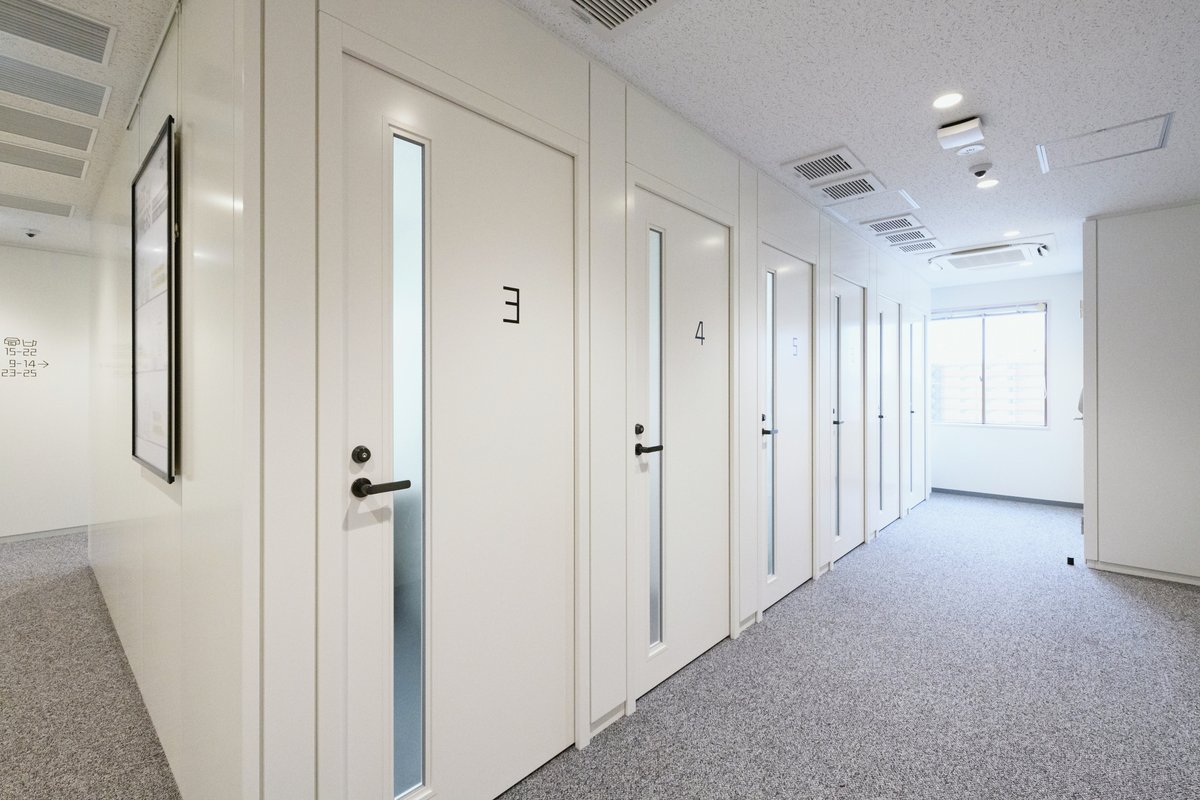 ZXY_WORK's tweet photo. 四半期の締めや月次の追い込み、
なんだか気忙しい時期じゃないですか？
振り返り資料に月次レポート、集中したい作業がたまりがちですよね。

社内だと「ちょっといい？」が重なって、なかなか進まないことも。

そんな日は、ZXY[ジザイ]の個室空間で💡
周りを気にせず、自分のペースで一気に片付ける。
フリードリンクで一息つきながら、午後もしっかり集中☕

締めの追い込み、ぜひ味方につけてください✨