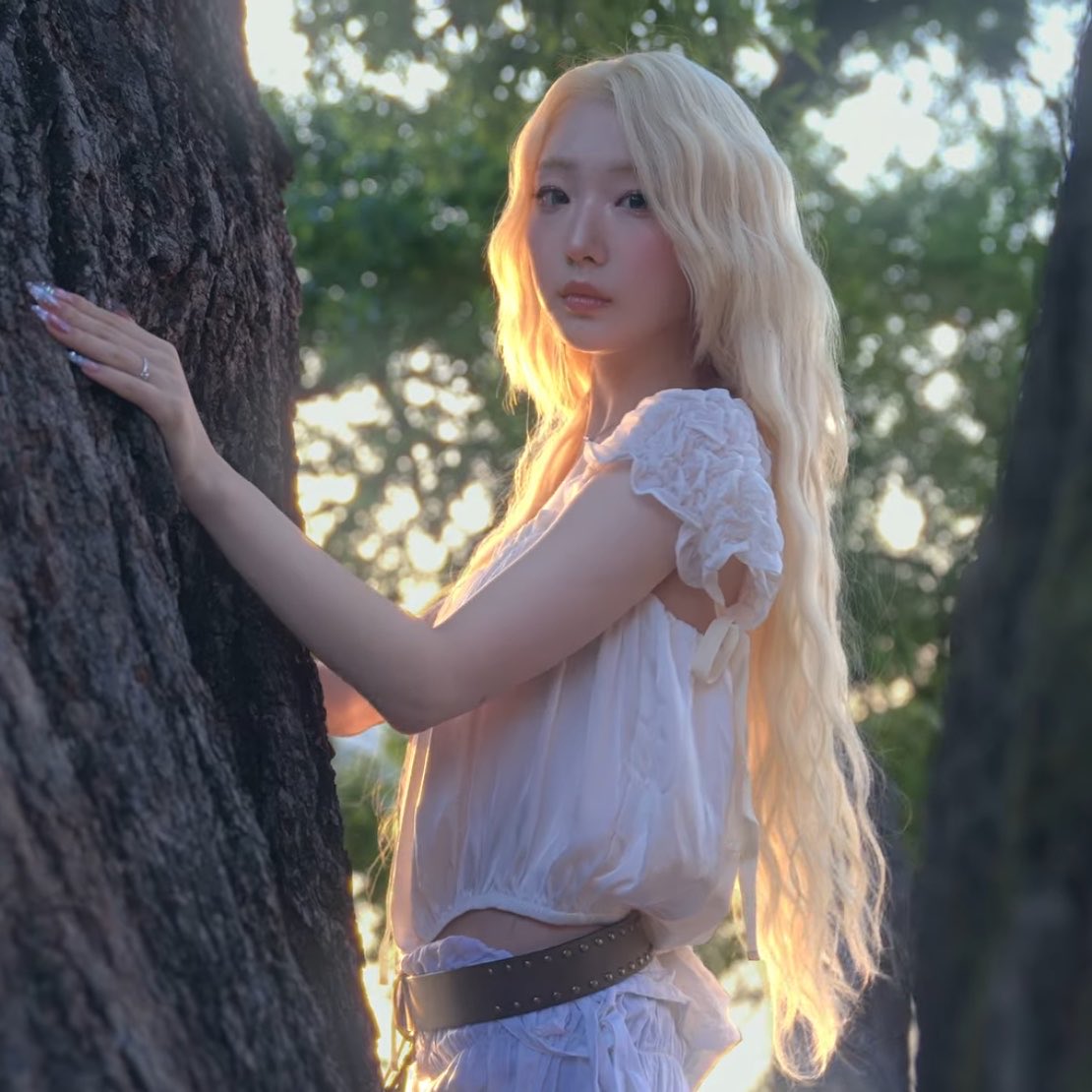arrrrtms's tweet photo. me when i’m touching the tree that makes me angelic and beautiful https://t.co/Njia6XXxJX