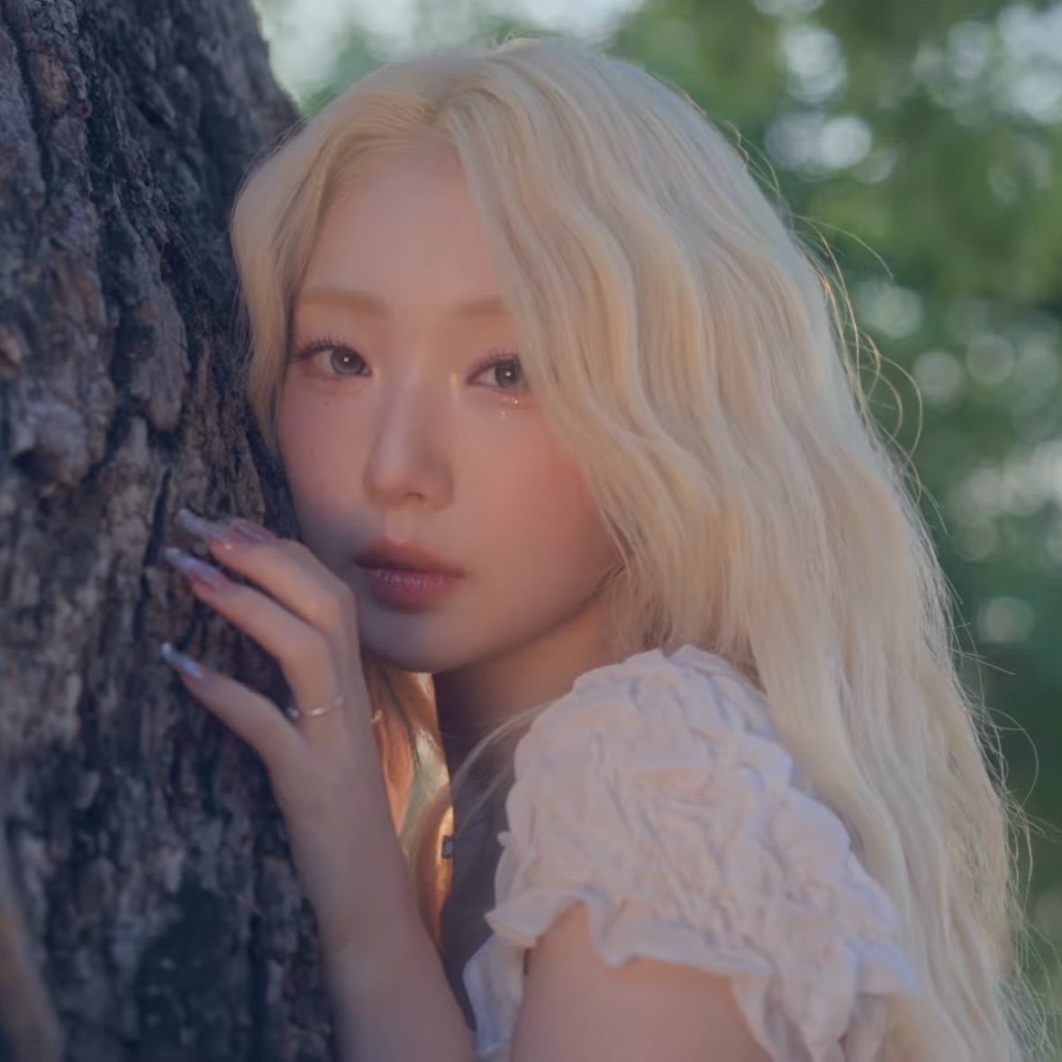 arrrrtms's tweet photo. me when i’m touching the tree that makes me angelic and beautiful https://t.co/Njia6XXxJX