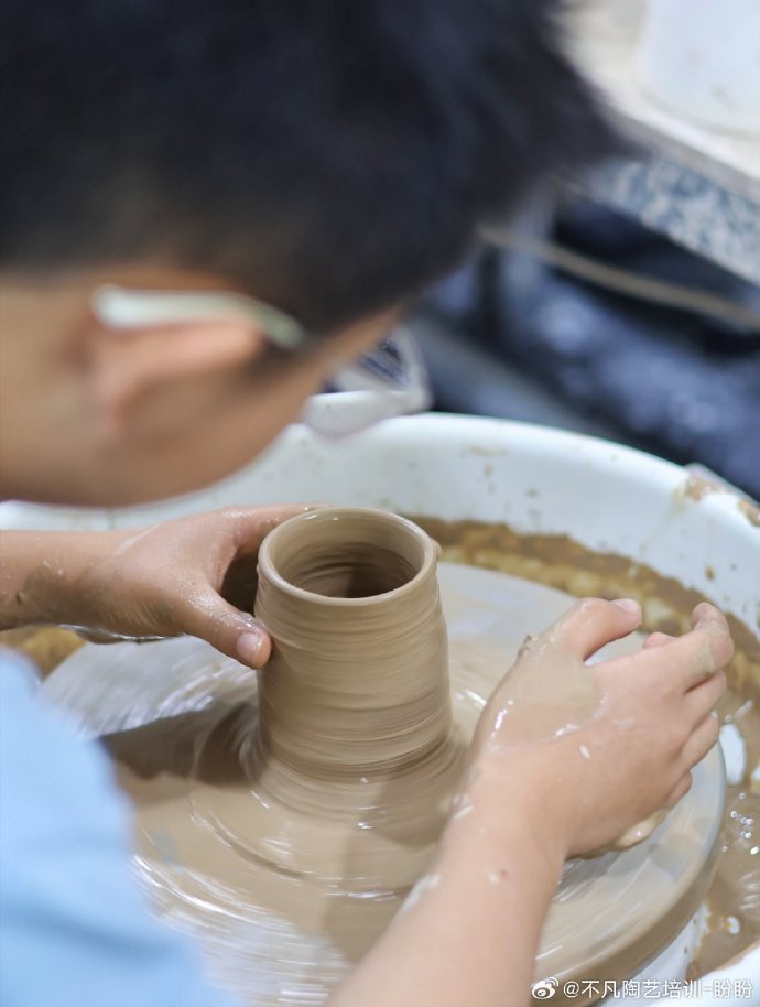 yHPzFAgGZyCO1H4's tweet photo. Last night’s pottery workshop was pure magic! Shaping clay with my own hands made me fall in love with art all over again—no fancy skills needed, just good vibes and messy fun.  Tag a friend who’d love to get their hands dirty too! https://t.co/imhcGb97dA