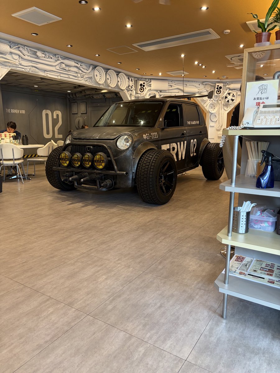 spray_work's tweet photo. ラーメン屋の中に車置いてある https://t.co/9MTWPeJZ01