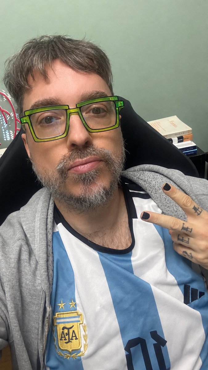 777_thi's tweet photo. Eu torço pro Messi, sim. Estava na Argentina quando eles foram campeões, depois do Brasil ser eliminado. Foi emocionante demais.🇦🇷 https://t.co/5KHrxzZRVZ