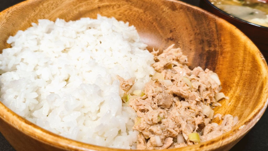 You_500R's tweet photo. 旨ネギ塩とツナマヨ混ぜたものをご飯に乗せて　しょっぱ　うま　になってる https://t.co/dp24Yaqang