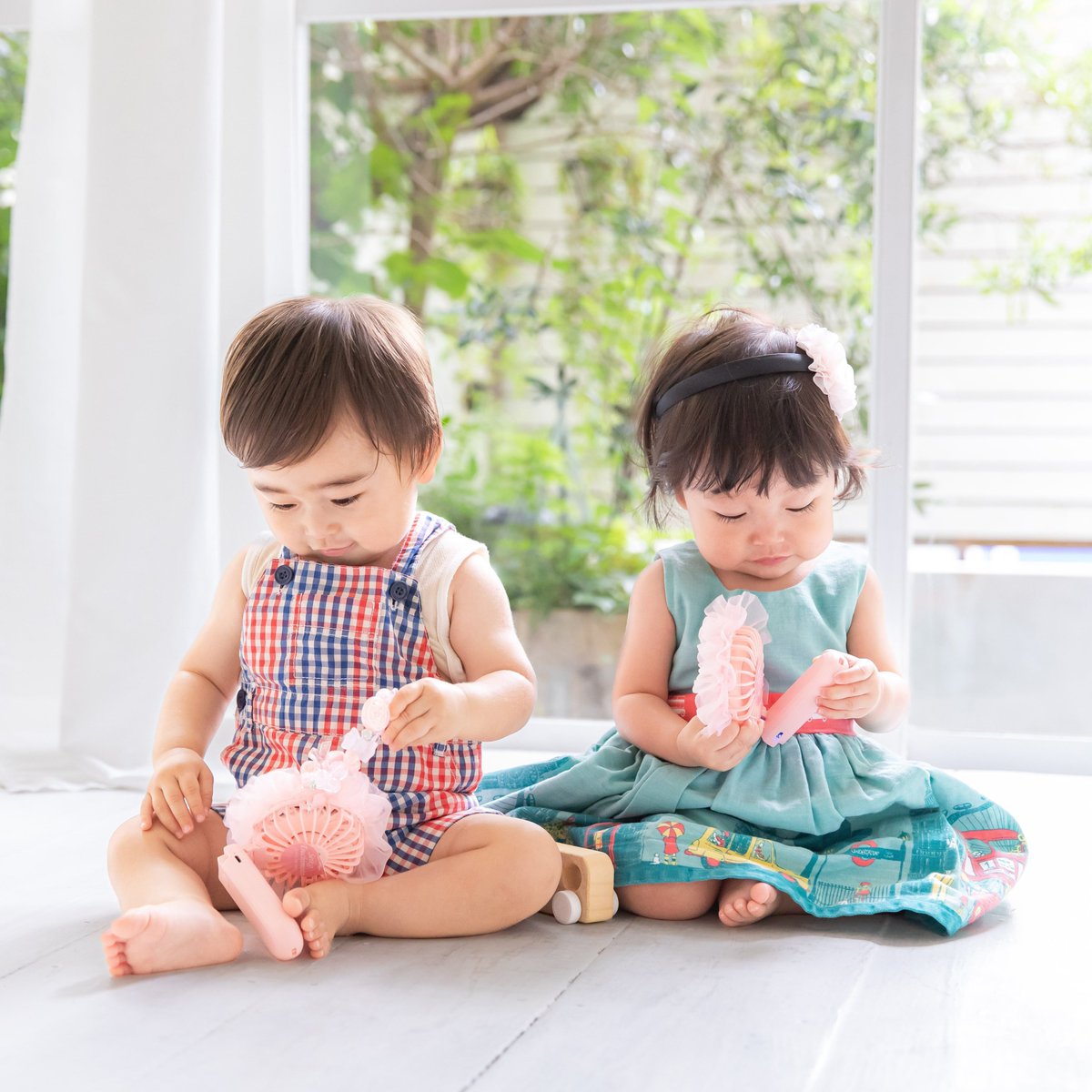 SeikoTsuchimoto's tweet photo. SEIKO TSUCHIMOTO　フリルハンディファン
SEIKOデザインのハンディファンは、ふわふわフリルとキラキラビジュー。
SEIKOオリジナルBOXにお入れしてお届けさせて頂きます。
ご自宅用としても、この夏の贈り物としても...
https://t.co/iaeKCRCym3 https://t.co/Bu2N5s6vSW