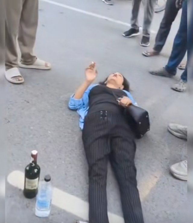 Ayesha786Majid's tweet photo. एक लड़की शराब के नशे में सड़क पर आकर लेट गई

वह बीच सड़क पर बैठकर सिगरेट और शराब पीने लगी

उसे देखकर लोग हैरान रह गए और वाहनों की रफ्तार थम गई

कुछ ही देर में सड़क पर लंबा जाम लग गया, लोग उसे हटाने की कोशिश करते रहे लेकिन वह मस्ती से पड़ी...Read news https://t.co/tBS7m6B0pc