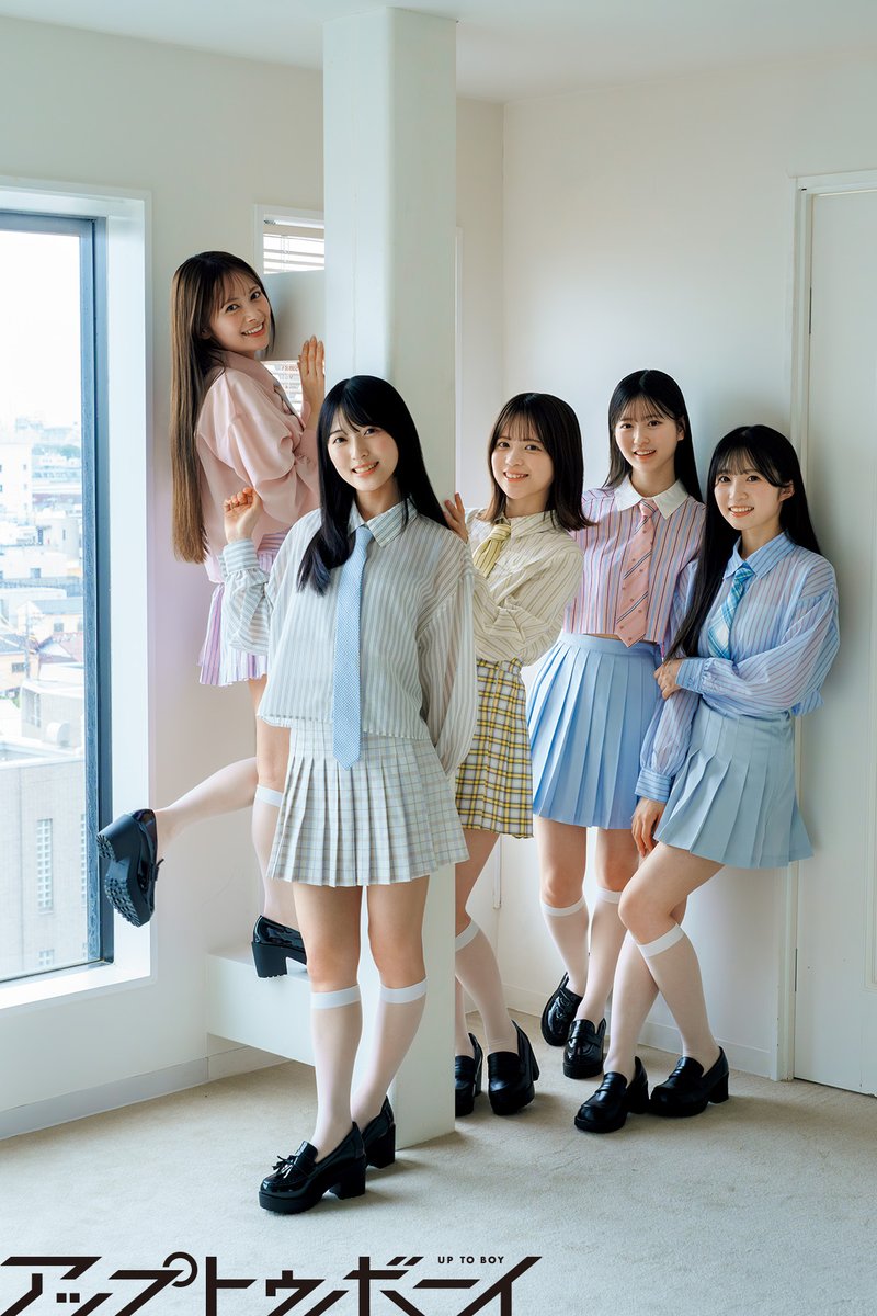 oricon's tweet photo. AKB48選抜メンバーが登場💕
部屋着や制服風衣装、王道白ドレス姿
⠀
📸"いまのAKB48、
 最高にかわいくないですか？"
https://t.co/HmhgbawdIX
⠀
佐藤綺星、秋山由奈、八木愛月、
伊藤百花、川村結衣『アップトゥボーイ』 https://t.co/9KBnKoXrEB