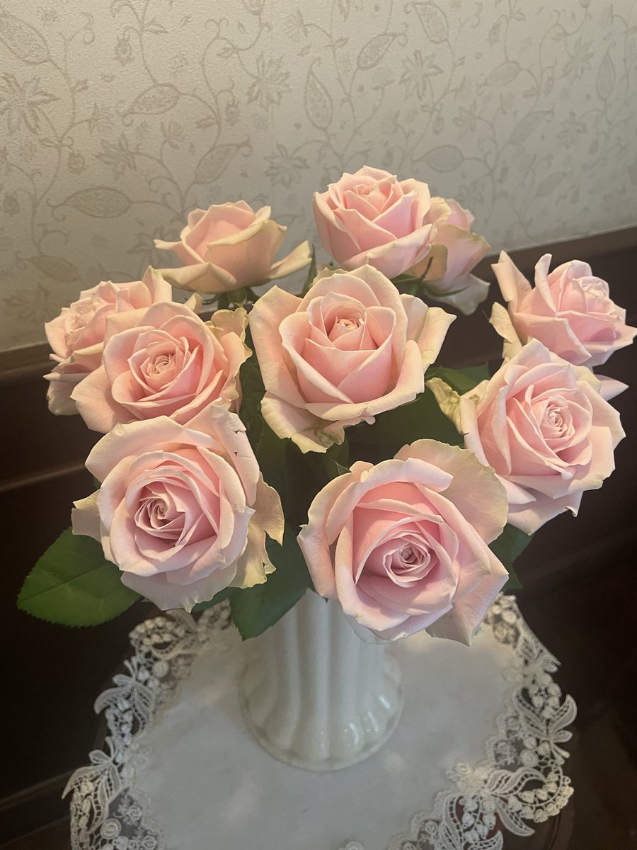 caferuhe's tweet photo. おはようございます😊
6月23日火曜日、本日定休日でございます🌹
ご来店くださったお客様、フォローしてくださった皆様、「いいね」してくださった皆様、repostしてくださった皆様ありがとうございます💐
Instagram    cafe.ruhe
#cafe   #カフェルーエ　#紅茶　#薔薇 https://t.co/vbmnec6Jsd