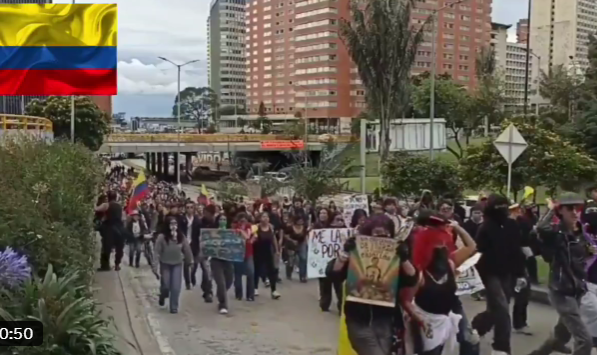 Comunicant1397's tweet photo. #TERMÓMETROELECTORAL. 
El llamado a las calles
Los disturbios registrados anoche en Bogotá, Cali, Medellín y Pasto nos recuerdan que la polarización extrema pasa factura en el día a día. El derecho a la contradicción es legítimo, pero la violencia nunca será el camino para construir país. La estabilidad democrática nos exige calma en el territorio. 🇨🇴 #ReflexiónNacional #ColombiaUnida  #Elecciones2026 @hazclicradar @PachoRodriG