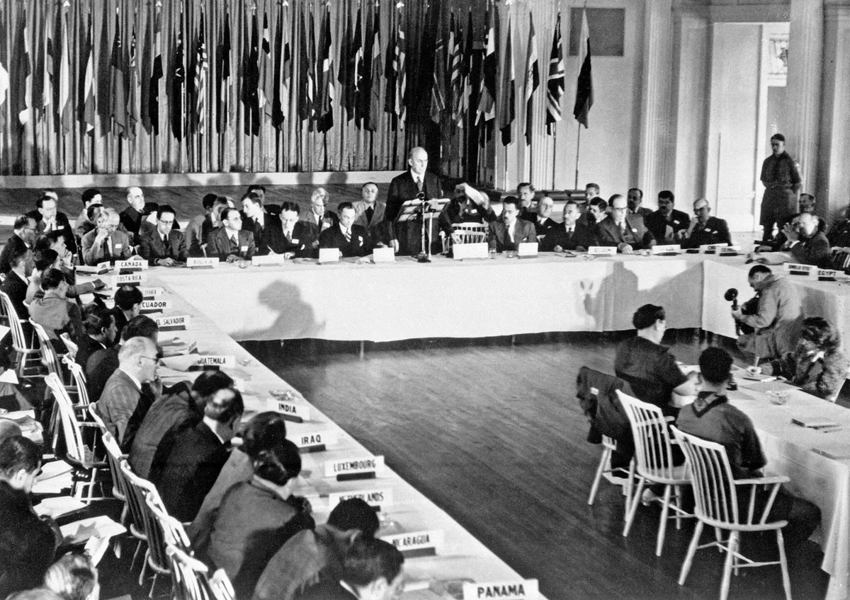 Jon_Hartley_'s tweet photo. Fun Fact: Alan Greenspan &amp; John Maynard Keynes crossed paths. According to Greenspan, in 1944, he stayed at the NH Mt. Washington Hotel during the Bretton Woods Conference (UN Monetary &amp; Fin Conference) traveling as a Henry Jerome Orchestra jazz clarinet player only 1 floor apart https://t.co/WaOHdzGvTu