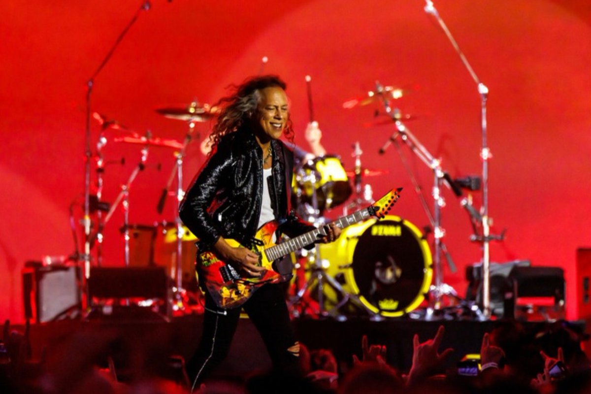 RollingStoneFra's tweet photo. Kirk Hammett a connu un petit moment de « karma » vendredi : le guitariste de Metallica a glissé de la scène en plein concert, quelques jours après avoir porté un t-shirt qui a mis le feu aux poudres chez les fans de Taylor Swift : https://t.co/pcG6mSVh7q https://t.co/njO43ghugi