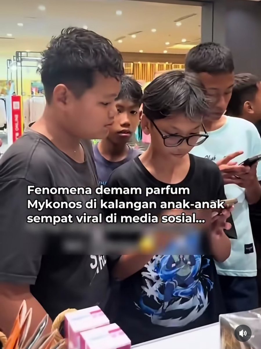 Widino's tweet photo. Tren macam apa ini?? Gw kira becanda ternyata beneran loh, bocil bocil zaman skrg pada berburu parfum mykonos 😭

Beda bgt zaman gw sekolah dulu, berburu koleksi gantungan alpina sama dompet dagadu 😂 https://t.co/5RDwZq0eKe