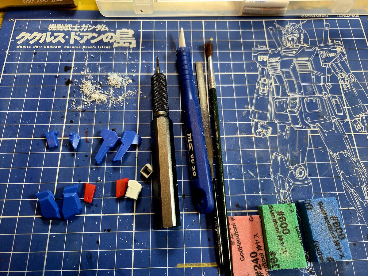 1223konoha's tweet photo. 表面処理、ゲート処理、モールドの掘り直しのときは、これらの道具でほぼやりきれる。Bucassoのタングステン鋼0.15mm、マジ・スク、金ヤスリ、カスを払う筆、番手240、600、800のスポンジヤスリ。僕は1/144、全塗装、半つや、つや消しが多いので、これぐらいで全然いけます。
#ガンプラ https://t.co/nJmBE8mQaM