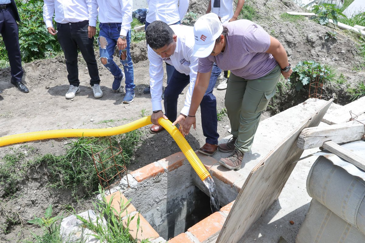 ExpresionesRad's tweet photo. GOBIERNO ESTATAL LLEVA AGUA PARA EL BIENESTAR A COLONIAS CON DESABASTO

-Se beneficiaron 140 personas mediante la entrega gratuita de suministro complementario.

PUEBLA, Pue.- Con el compromiso de garantizar el acceso al agua como un derecho humano y atender de manera inmediata las necesidades de las familias poblanas, el Gobierno del Estado, encabezado por el gobernador Alejandro Armenta Mier, a través de la Secretaría de Bienestar, dio continuidad a las acciones del programa Agua para el Bienestar en colonias de la zona conurbada que enfrentan problemas de abasto.

Como parte de esta estrategia, se realizó la distribución gratuita de agua potable complementaria en las colonias Batavia, Flor de Batavia y La Joya, en beneficio de 140 personas que históricamente han enfrentado dificultades para acceder al servicio.

Estas acciones forman parte del despliegue de 100 pipas puesto en marcha por el Gobierno del Estado para acercar agua a familias en condición de vulnerabilidad y atender de manera directa los reportes ciudadanos recibidos durante el programa Armenta Contigo, donde vecinas y vecinos expusieron la necesidad de contar con este recurso indispensable para sus actividades diarias.

La habitante de la zona, Epifanía Carrera Pantoja, señaló que durante 17 años las familias de la comunidad han enfrentado problemas de acceso al agua potable, situación que las obligó a comprar pipas para cubrir sus necesidades básicas. 

Reconoció que el apoyo recibido representa un alivio para la economía de los hogares de la zona y agradeció al gobernador la atención brindada a una demanda histórica de su comunidad.

Por su parte, el habitante de Flor de Batavia, Víctor Daniel Hernández Valencia, explicó que, en su hogar integrado por cuatro personas, la compra constante de agua mediante pipas representa un gasto importante. Destacó que la entrega gratuita del recurso permite reducir esa carga económica, por lo que reconoció el respaldo otorgado por el gobierno estatal.

Con políticas alineadas a la visión humanista de la presidenta de México, Claudia Sheinbaum Pardo, el Gobierno del Estado refrenda su compromiso de garantizar el derecho al agua y fortalecer el bienestar de las familias poblanas que más lo necesitan.