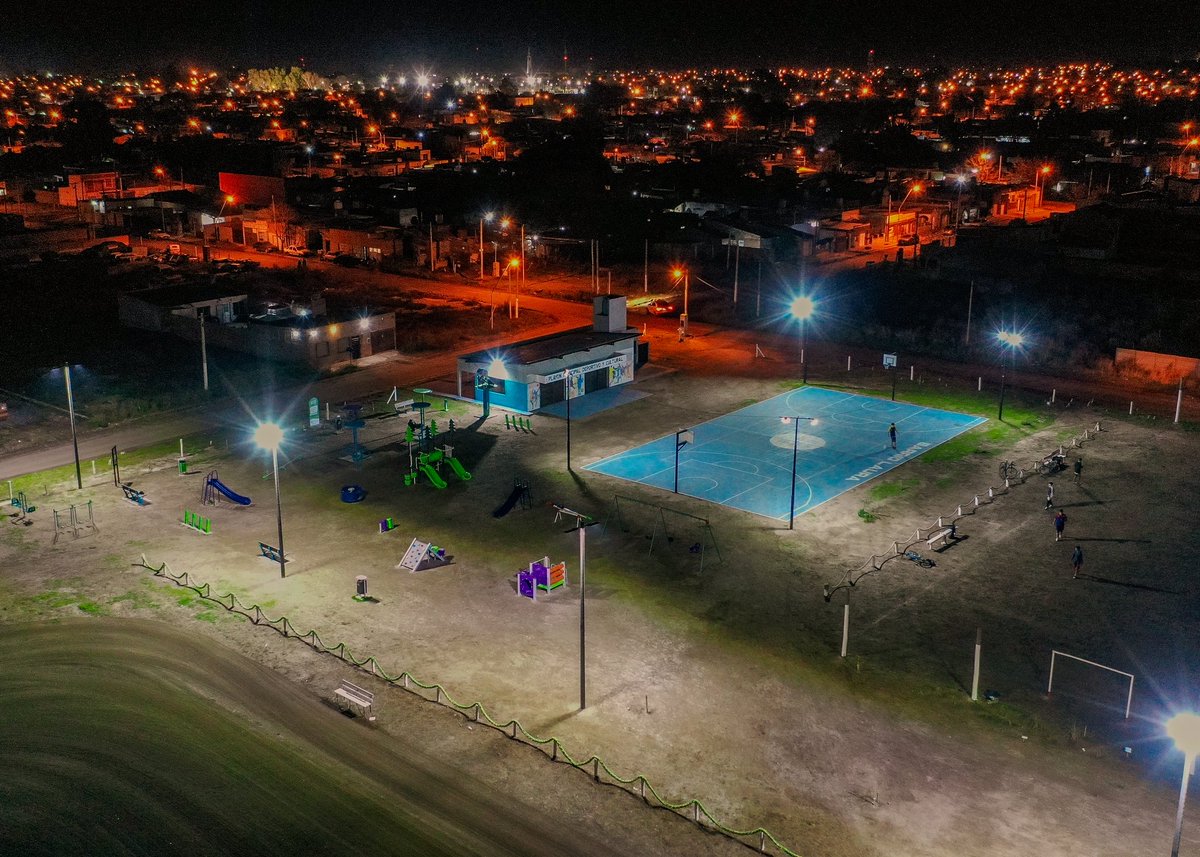 rodrigo_arist's tweet photo. Hace apenas unos días estábamos compartiendo la reinauguración de la Plaza del Barrio Laura junto a los vecinos, y hoy quería mostrarles cómo luce por la noche.

Las nuevas luminarias no solo mejoran la estética del espacio, sino que también brindan mayor seguridad para que las familias puedan disfrutar de la plaza en mejores condiciones.

Durante la inauguración vimos a los chicos correr de un juego a otro, a las familias compartir una tarde distinta y a los vecinos reencontrarse en un lugar que vuelve a estar en condiciones.

Y esa era justamente la idea: que la plaza vuelva a ser un punto de encuentro para el barrio, un lugar para disfrutar, hacer deporte, tomar unos mates o simplemente pasar un rato al aire libre.

Seguimos trabajando para que cada barrio de nuestra ciudad tenga espacios públicos de calidad, cuidados y pensados para la comunidad. 🩵
