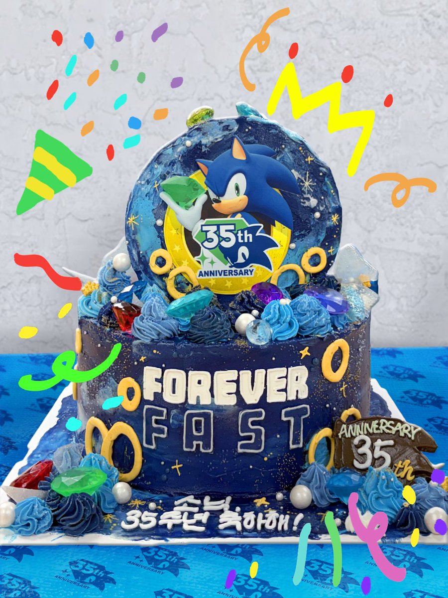 sega_korea's tweet photo. 여러분의 응원 덕분에 #소닉 이 35주년을 맞이했습니다!
특별한 날을 기념해서, 특제 케이크를 만들어 보았답니다✨ 🎂
맛있어 보이죠?😋
⠀
여러분도 소닉의 35주년을 맞아
제작한 케이크 혹은 굿즈 등이 있다면 꼭 보여주세요🥰 https://t.co/x6TF2DyAEB