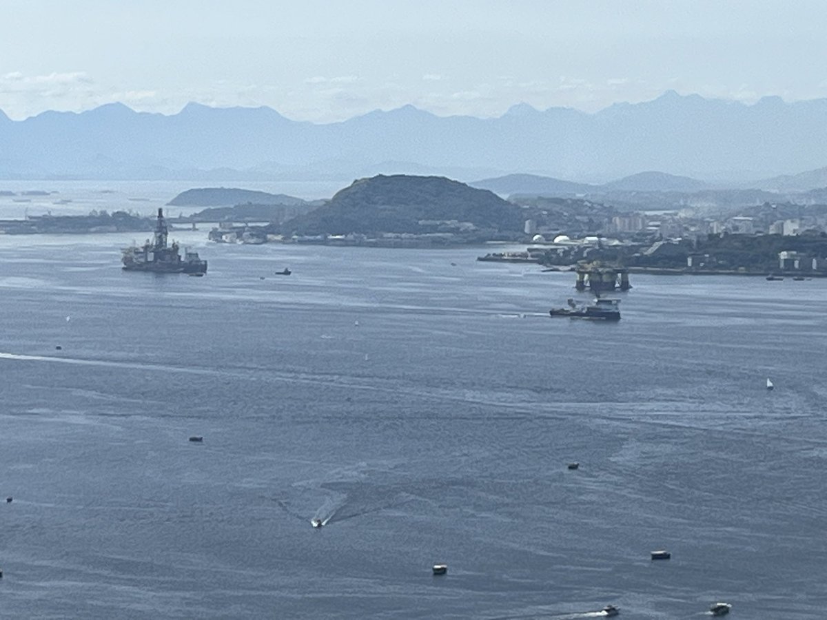 gsubira's tweet photo. El 88% de la producción de Petróleo en Brasil 🇧🇷 se hace en el estado de Río de Janeiro. Algunas plataformas están literal  frente a las mejores playas del país (foto sacada desde el pan de azúcar en Río!). En Argentina hay gente que no quería exploración petrolera a 300 km de la costa de Mar del Plata ! La diferencia entre ser inteligente o idiotas !