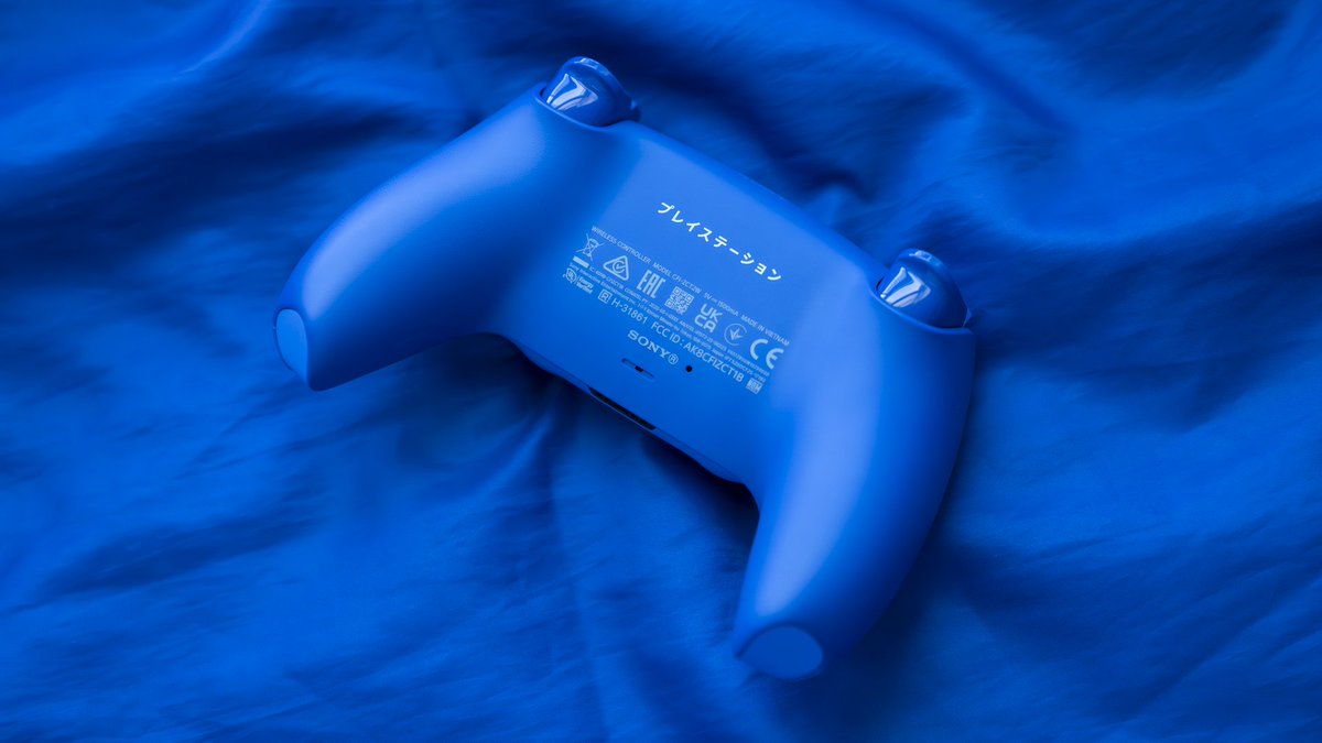 PlayStation_jp's tweet photo. 8月6日（木）発売「DualSense® ワイヤレスコントローラー アイコン ブルー スペシャルエディション」の予約受付が本日6月30日（火）より順次スタート！
ブルーとネイビーのカラーリングが特徴の限定コントローラー！

詳しくはこちら⇒ https://t.co/xuKyjEc4RA

（6月23日（火）掲載記事） https://t.co/kyqWR8V8KA