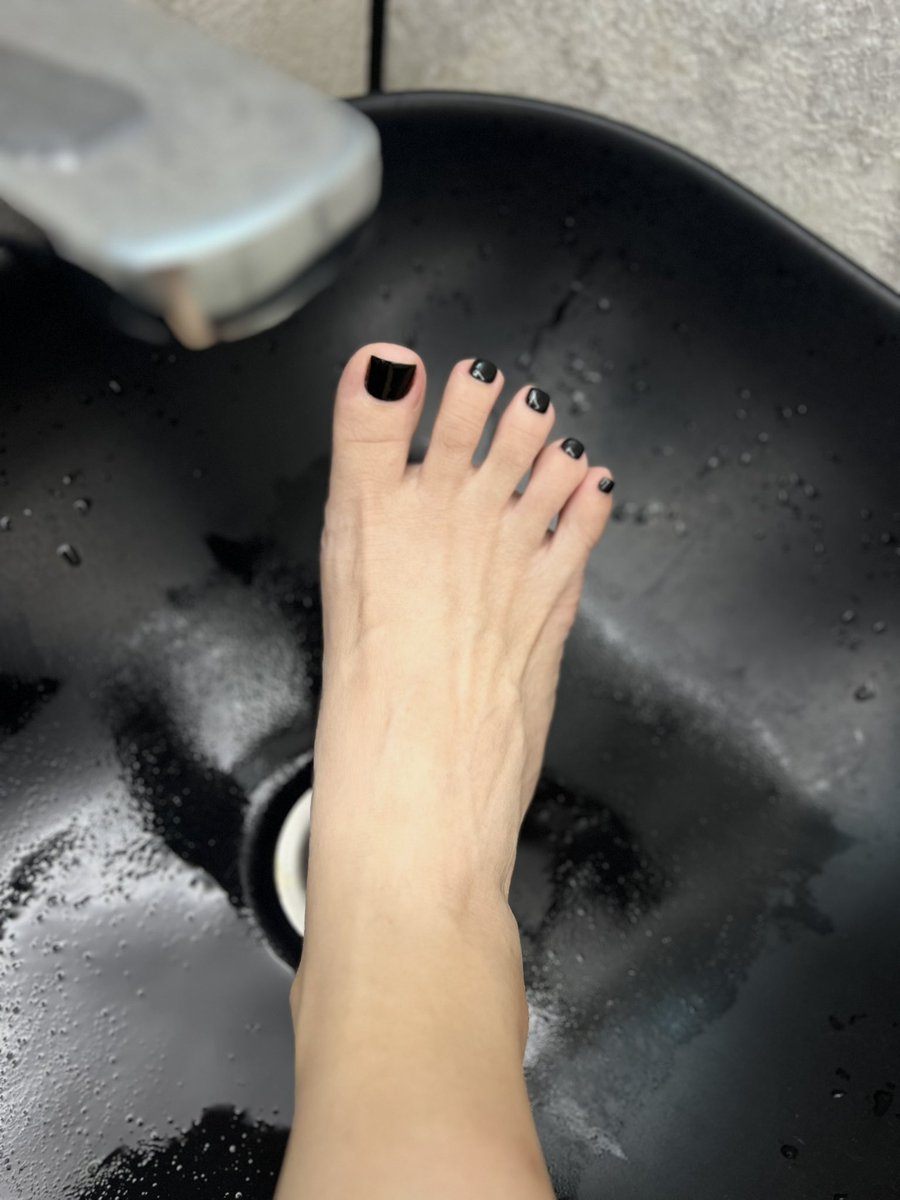 PrettySolequee's tweet photo. Public restrooms really should have sinks for washing pretty women’s feet 👣
#feetfetısh 
#footfetısh 
#femdom https://t.co/RHeF9VXhVr