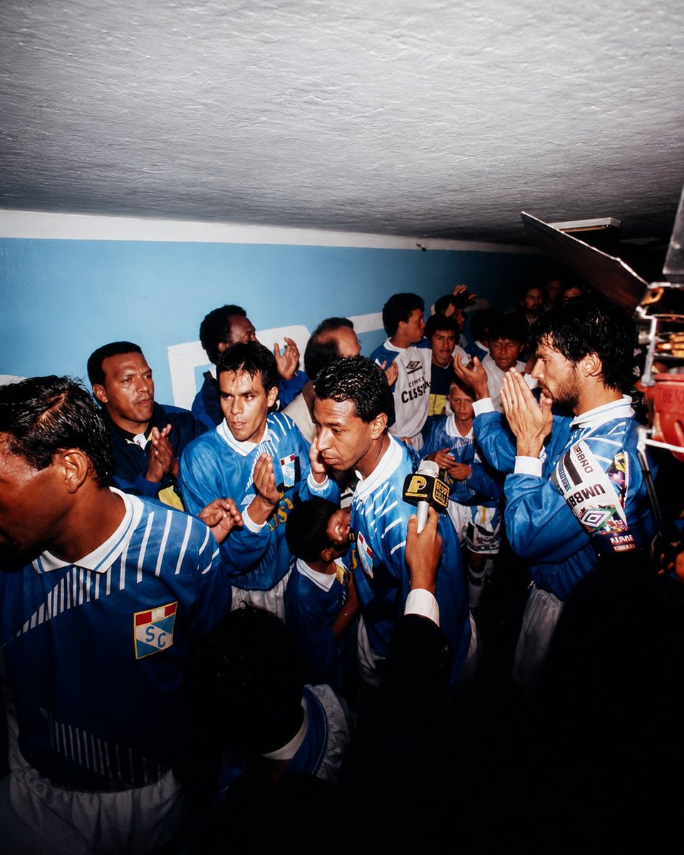 fverzaoriente's tweet photo. CRISTAL SIN INNOVA: PRIMER TRICAMPEÓN DEL FÚTBOL PROFESIONAL, domingo 27 de octubre 1996, Sporting Cristal 1 - universitario 1. Túnel del viejo Estadio Nacional que se encontraba por debajo de sur, las típicas arengas.

BARRA FUERZA ORIENTE 1975
¡Fiesta, aliento y huevos! https://t.co/GxRYYRcPC1
