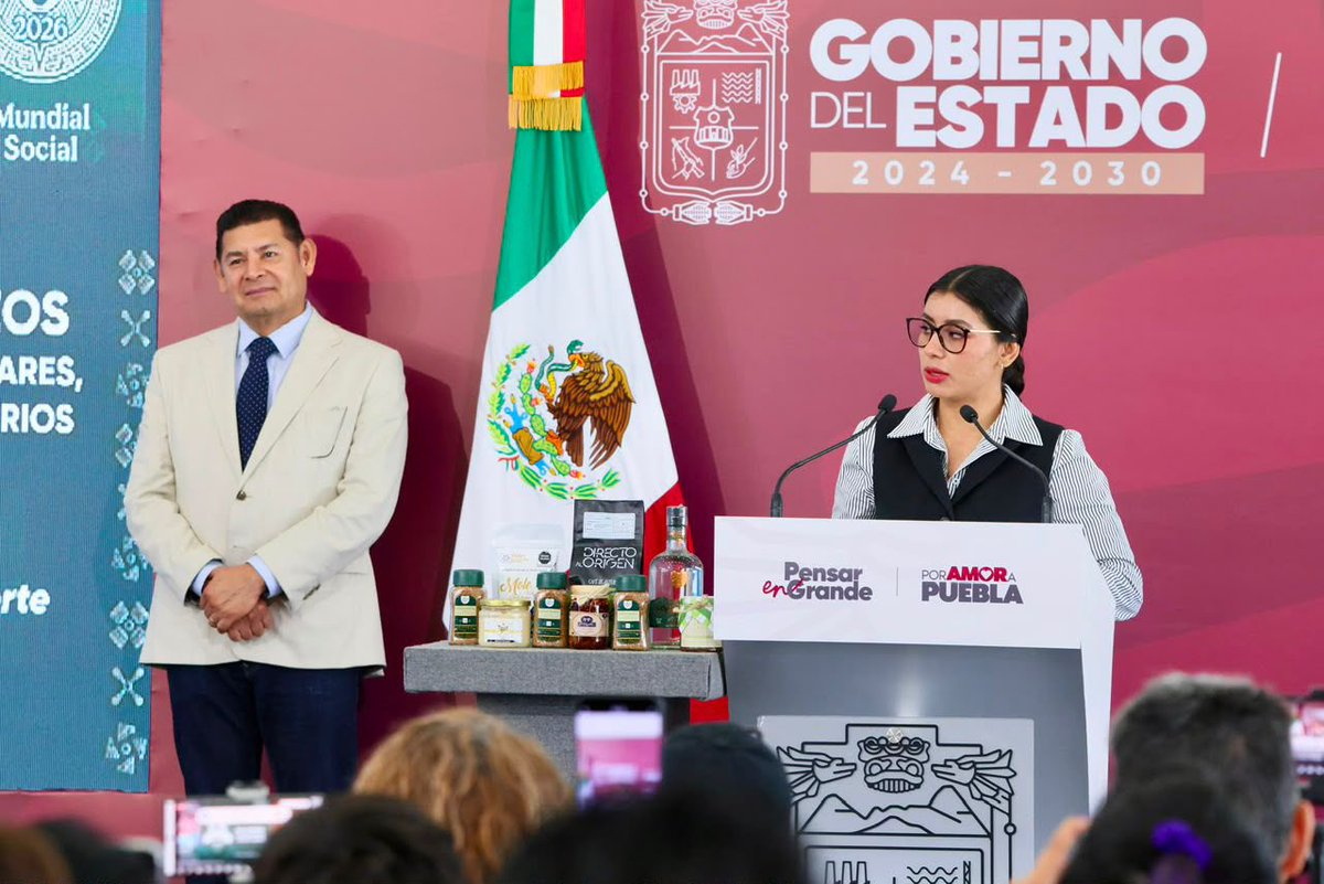 ExpresionesRad's tweet photo. ARTE, CULTURA Y DEPORTE, HERRAMIENTAS DE TRANSFORMACIÓN SOCIAL: GOBERNADOR ARMENTA MIER

-Los Mundialitos Llaneros, la nueva infraestructura deportiva y los eventos estatales fortalecen la integración social y el desarrollo de la niñez y juventud poblana.

-Más de 6 mil personas han participado en actividades deportivas impulsadas por el Gobierno del Estado para promover la salud, la convivencia y el talento poblano.

PUEBLA, Pue.– Con una estrategia que fortalece el deporte como herramienta para atender las causas de la violencia, generar oportunidades para la juventud y afianzar el tejido social, el Gobierno del Estado impulsa acciones que benefician a miles de poblanas y poblanos mediante espacios dignos para la activación física, torneos comunitarios y eventos de formación deportiva.

El gobernador Alejandro Armenta Mier señaló ante medios de comunicación, que el deporte forma parte de la Estrategia Nacional de Seguridad que encabeza la presidenta de México, Claudia Sheinbaum Pardo, al contribuir, junto con la0 educación, la cultura y el combate a la pobreza y la marginación, a que niñas, niños y jóvenes construyan un proyecto de vida con mayores oportunidades y alejados de conductas de riesgo.

Como parte de esta política pública, más de 6 mil poblanos y poblanas han participado en actividades deportivas, se concluyeron 32 nuevos espacios para la práctica del deporte y más de mil karatecas de todo el estado formaron parte de encuentros de integración y competencia, informó la secretaria de Deporte y Juventud, Gaby "La Bonita" Sánchez.

Entre los principales resultados destacan los Mundialitos Llaneros, con 21 torneos, 71 equipos, 790 niñas y niños participantes, así como la asistencia de cerca de 4 mil 950 personas provenientes de 20 colonias y siete juntas auxiliares. 

Esta estrategia, vinculada al Mundial Social, fomenta hábitos saludables, fortalece la convivencia y acerca el deporte a las comunidades. Asimismo, se presentaron los avances del convenio para la Intervención y Modernización de Infraestructura Deportiva Comunitaria, desarrollado en coordinación con la Secretaría de Desarrollo Agrario,Territorial y Urbano (SEDATU), el Gobierno del Estado, 30 ayuntamientos y la Secretaría de Deporte y Juventud. Como resultado, concluyeron 32 espacios deportivos: 27 nuevas canchas ,una de fútbol 11, 23 de fútbol 5 y tres de fútbol 7, además de cinco rehabilitaciones de espacios de usos múltiples.

En materia de desarrollo deportivo, el Primer Encuentro Intermunicipal de las Escuelas de Karate Do "Por Amor a Puebla" reunió a mil 88 karatecas de las 81 escuelas del estado en el Velódromo Salomón Jauli, con el propósito de fortalecer la disciplina, el respeto, la inclusión y la sana convivencia.

De igual forma, el Gimnasio Raúl Velasco de Santiago fue sede del Selectivo Estatal de Fisicoconstructivismo, con la participación de 180 atletas. De esta competencia surgió la selección poblana integrada por 18 deportistas que representarán a la entidad en el Campeonato Nacional, del 3 al 5 de julio en Monterrey. 

Con estas acciones, el gobierno estatal reafirma su compromiso de impulsar el talento deportivo, ampliar las oportunidades para la juventud y consolidar a la entidad como referente nacional en la promoción del deporte y el desarrollo integral.