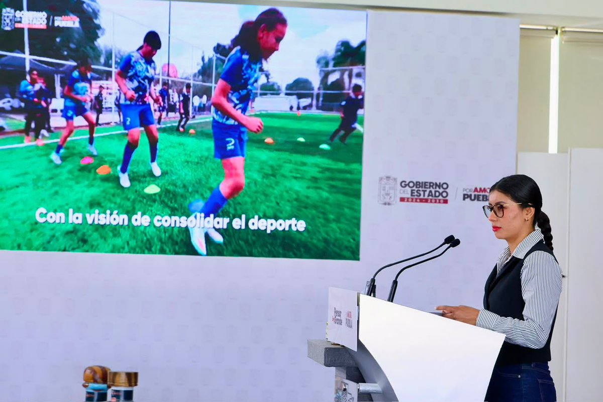 ExpresionesRad's tweet photo. ARTE, CULTURA Y DEPORTE, HERRAMIENTAS DE TRANSFORMACIÓN SOCIAL: GOBERNADOR ARMENTA MIER

-Los Mundialitos Llaneros, la nueva infraestructura deportiva y los eventos estatales fortalecen la integración social y el desarrollo de la niñez y juventud poblana.

-Más de 6 mil personas han participado en actividades deportivas impulsadas por el Gobierno del Estado para promover la salud, la convivencia y el talento poblano.

PUEBLA, Pue.– Con una estrategia que fortalece el deporte como herramienta para atender las causas de la violencia, generar oportunidades para la juventud y afianzar el tejido social, el Gobierno del Estado impulsa acciones que benefician a miles de poblanas y poblanos mediante espacios dignos para la activación física, torneos comunitarios y eventos de formación deportiva.

El gobernador Alejandro Armenta Mier señaló ante medios de comunicación, que el deporte forma parte de la Estrategia Nacional de Seguridad que encabeza la presidenta de México, Claudia Sheinbaum Pardo, al contribuir, junto con la0 educación, la cultura y el combate a la pobreza y la marginación, a que niñas, niños y jóvenes construyan un proyecto de vida con mayores oportunidades y alejados de conductas de riesgo.

Como parte de esta política pública, más de 6 mil poblanos y poblanas han participado en actividades deportivas, se concluyeron 32 nuevos espacios para la práctica del deporte y más de mil karatecas de todo el estado formaron parte de encuentros de integración y competencia, informó la secretaria de Deporte y Juventud, Gaby "La Bonita" Sánchez.

Entre los principales resultados destacan los Mundialitos Llaneros, con 21 torneos, 71 equipos, 790 niñas y niños participantes, así como la asistencia de cerca de 4 mil 950 personas provenientes de 20 colonias y siete juntas auxiliares. 

Esta estrategia, vinculada al Mundial Social, fomenta hábitos saludables, fortalece la convivencia y acerca el deporte a las comunidades. Asimismo, se presentaron los avances del convenio para la Intervención y Modernización de Infraestructura Deportiva Comunitaria, desarrollado en coordinación con la Secretaría de Desarrollo Agrario,Territorial y Urbano (SEDATU), el Gobierno del Estado, 30 ayuntamientos y la Secretaría de Deporte y Juventud. Como resultado, concluyeron 32 espacios deportivos: 27 nuevas canchas ,una de fútbol 11, 23 de fútbol 5 y tres de fútbol 7, además de cinco rehabilitaciones de espacios de usos múltiples.

En materia de desarrollo deportivo, el Primer Encuentro Intermunicipal de las Escuelas de Karate Do "Por Amor a Puebla" reunió a mil 88 karatecas de las 81 escuelas del estado en el Velódromo Salomón Jauli, con el propósito de fortalecer la disciplina, el respeto, la inclusión y la sana convivencia.

De igual forma, el Gimnasio Raúl Velasco de Santiago fue sede del Selectivo Estatal de Fisicoconstructivismo, con la participación de 180 atletas. De esta competencia surgió la selección poblana integrada por 18 deportistas que representarán a la entidad en el Campeonato Nacional, del 3 al 5 de julio en Monterrey. 

Con estas acciones, el gobierno estatal reafirma su compromiso de impulsar el talento deportivo, ampliar las oportunidades para la juventud y consolidar a la entidad como referente nacional en la promoción del deporte y el desarrollo integral.