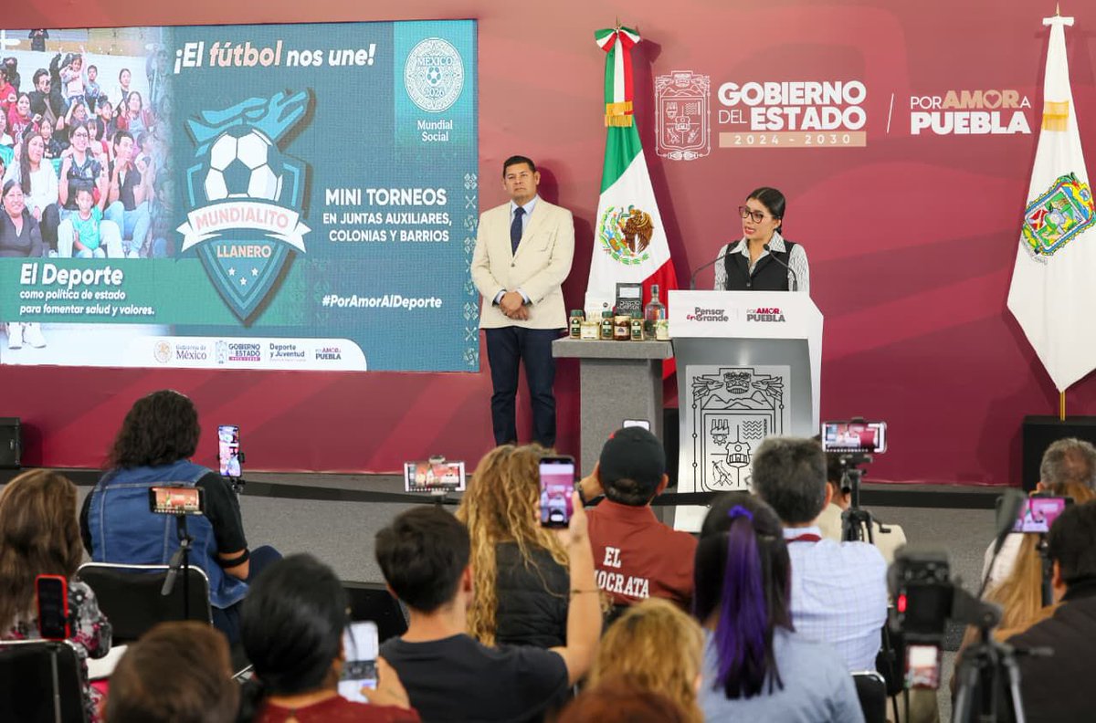 ExpresionesRad's tweet photo. ARTE, CULTURA Y DEPORTE, HERRAMIENTAS DE TRANSFORMACIÓN SOCIAL: GOBERNADOR ARMENTA MIER

-Los Mundialitos Llaneros, la nueva infraestructura deportiva y los eventos estatales fortalecen la integración social y el desarrollo de la niñez y juventud poblana.

-Más de 6 mil personas han participado en actividades deportivas impulsadas por el Gobierno del Estado para promover la salud, la convivencia y el talento poblano.

PUEBLA, Pue.– Con una estrategia que fortalece el deporte como herramienta para atender las causas de la violencia, generar oportunidades para la juventud y afianzar el tejido social, el Gobierno del Estado impulsa acciones que benefician a miles de poblanas y poblanos mediante espacios dignos para la activación física, torneos comunitarios y eventos de formación deportiva.

El gobernador Alejandro Armenta Mier señaló ante medios de comunicación, que el deporte forma parte de la Estrategia Nacional de Seguridad que encabeza la presidenta de México, Claudia Sheinbaum Pardo, al contribuir, junto con la0 educación, la cultura y el combate a la pobreza y la marginación, a que niñas, niños y jóvenes construyan un proyecto de vida con mayores oportunidades y alejados de conductas de riesgo.

Como parte de esta política pública, más de 6 mil poblanos y poblanas han participado en actividades deportivas, se concluyeron 32 nuevos espacios para la práctica del deporte y más de mil karatecas de todo el estado formaron parte de encuentros de integración y competencia, informó la secretaria de Deporte y Juventud, Gaby "La Bonita" Sánchez.

Entre los principales resultados destacan los Mundialitos Llaneros, con 21 torneos, 71 equipos, 790 niñas y niños participantes, así como la asistencia de cerca de 4 mil 950 personas provenientes de 20 colonias y siete juntas auxiliares. 

Esta estrategia, vinculada al Mundial Social, fomenta hábitos saludables, fortalece la convivencia y acerca el deporte a las comunidades. Asimismo, se presentaron los avances del convenio para la Intervención y Modernización de Infraestructura Deportiva Comunitaria, desarrollado en coordinación con la Secretaría de Desarrollo Agrario,Territorial y Urbano (SEDATU), el Gobierno del Estado, 30 ayuntamientos y la Secretaría de Deporte y Juventud. Como resultado, concluyeron 32 espacios deportivos: 27 nuevas canchas ,una de fútbol 11, 23 de fútbol 5 y tres de fútbol 7, además de cinco rehabilitaciones de espacios de usos múltiples.

En materia de desarrollo deportivo, el Primer Encuentro Intermunicipal de las Escuelas de Karate Do "Por Amor a Puebla" reunió a mil 88 karatecas de las 81 escuelas del estado en el Velódromo Salomón Jauli, con el propósito de fortalecer la disciplina, el respeto, la inclusión y la sana convivencia.

De igual forma, el Gimnasio Raúl Velasco de Santiago fue sede del Selectivo Estatal de Fisicoconstructivismo, con la participación de 180 atletas. De esta competencia surgió la selección poblana integrada por 18 deportistas que representarán a la entidad en el Campeonato Nacional, del 3 al 5 de julio en Monterrey. 

Con estas acciones, el gobierno estatal reafirma su compromiso de impulsar el talento deportivo, ampliar las oportunidades para la juventud y consolidar a la entidad como referente nacional en la promoción del deporte y el desarrollo integral.