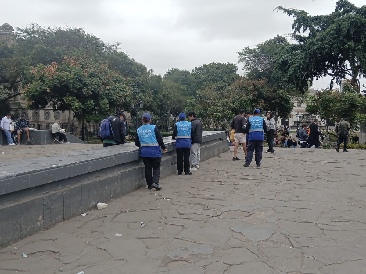 fiscamml's tweet photo. Con el propósito de garantizar la libre transitabilidad en nuestros principales parques del Cercado de Lima, junto a personal de intervenciones rápidas y la #PNP, retiramos a comerciantes informales instalados en el Parque Neptuno. https://t.co/If8Ed70Axj