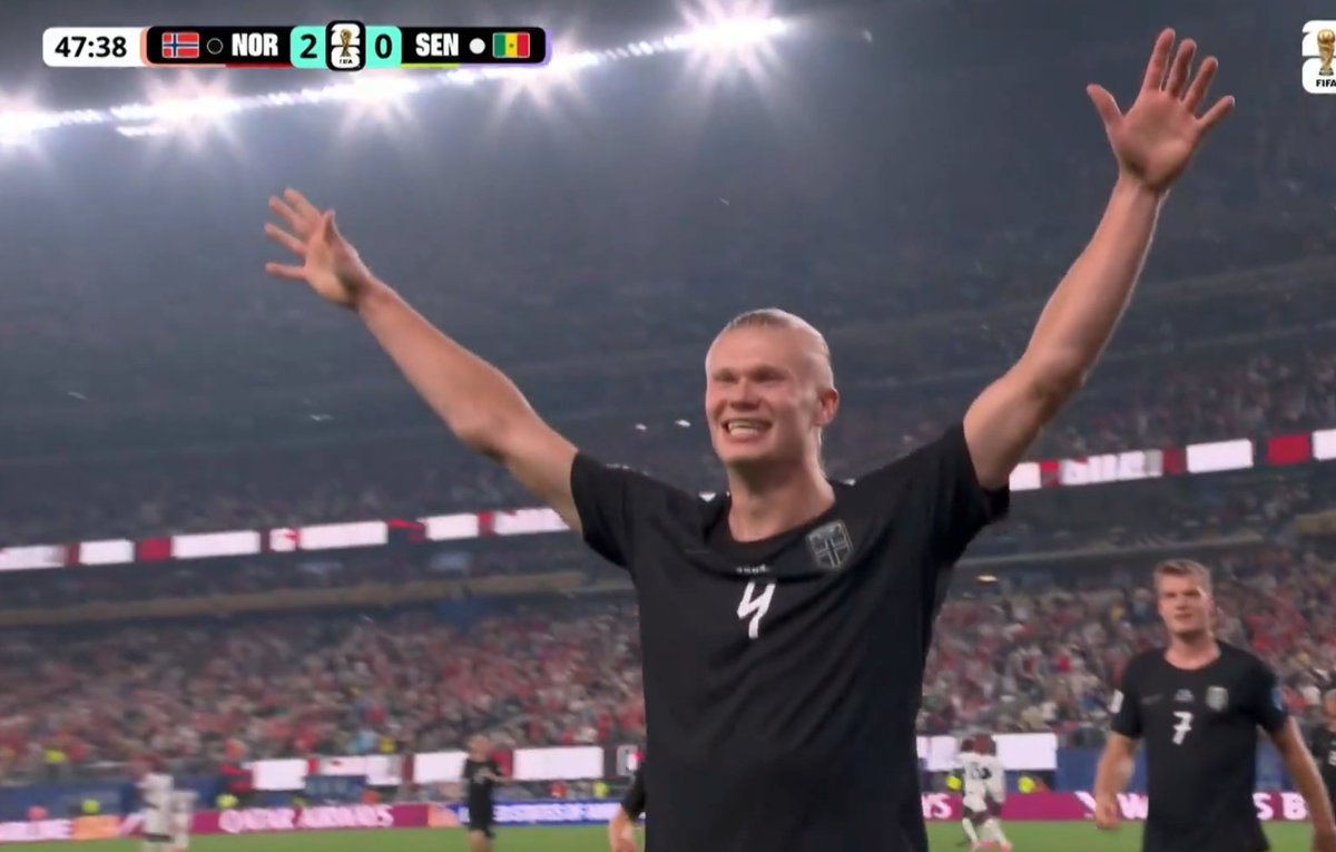 TouchlineX's tweet photo. 2-0 Norway.

ERLING HAALAND DOUBLES THE LEAD VS. SENEGAL!!!!!!!!!!!!!!! 3 GOALS IN 2 GAMES IN THIS WORLD CUP!!!!!!!!! GOAL MACHINE RIGHT HERE!!!!!!!!! 🇳🇴🔥 https://t.co/7Ge5ANHND9