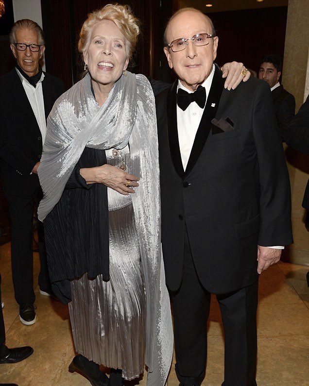jonimitchell's tweet photo. Rest in peace, Clive Davis 💙

Joni first met Clive in 1978, when they were both invited to guest lecture at Yale University. What began there grew into a decades-long friendship. His extraordinary influence will continue to be felt across the music industry for generations.

Photos by Ellio dal Pra, Alex J. Berliner, and Lester Cohen