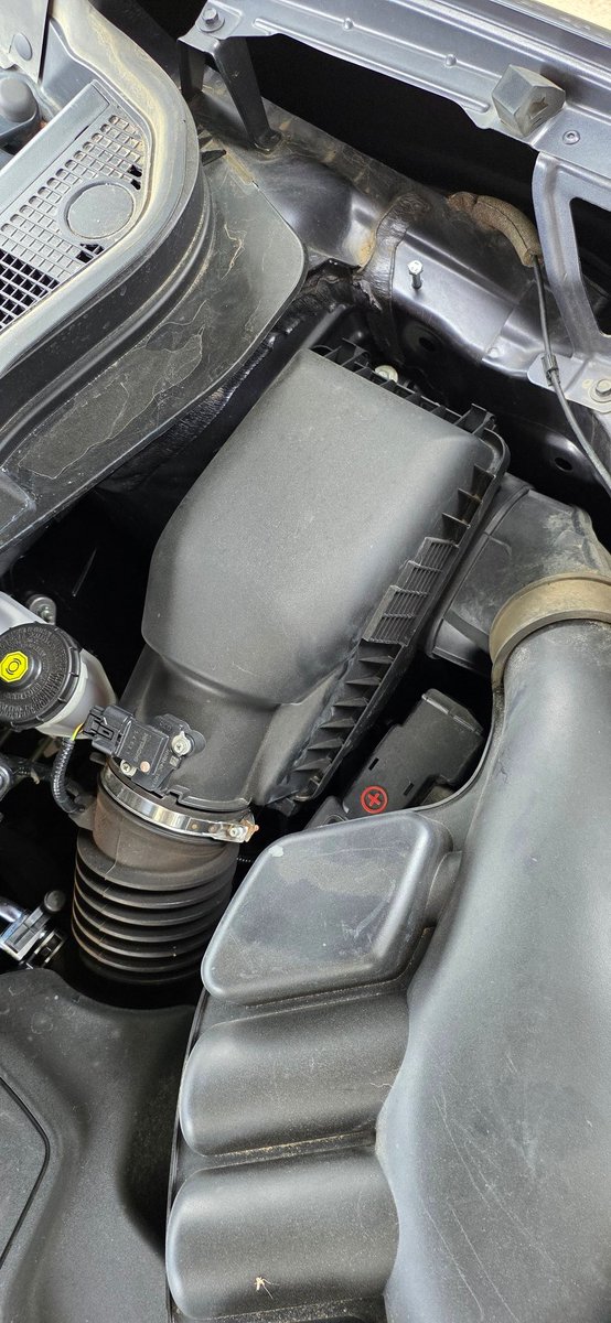 VE5REV's tweet photo. Honda Engineering 💫 Bury the battery under the air intake, covering the negative battery terminal. But, we will give you a threaded hole that you can install a bolt into so you can connect without tearing the engine bay apart 🤪 #ForRealz https://t.co/pf2xHIxF71