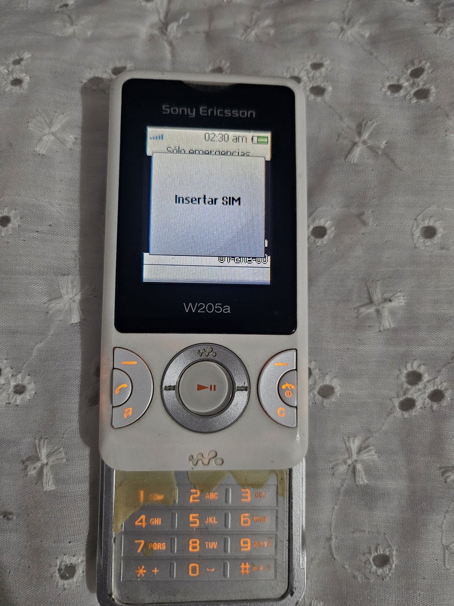 Elvira60984984's tweet photo. Lo puse a cargar y todavia funciona 😄🤪😵 #sonyericsson eres guerrero https://t.co/6YX2kP99vA