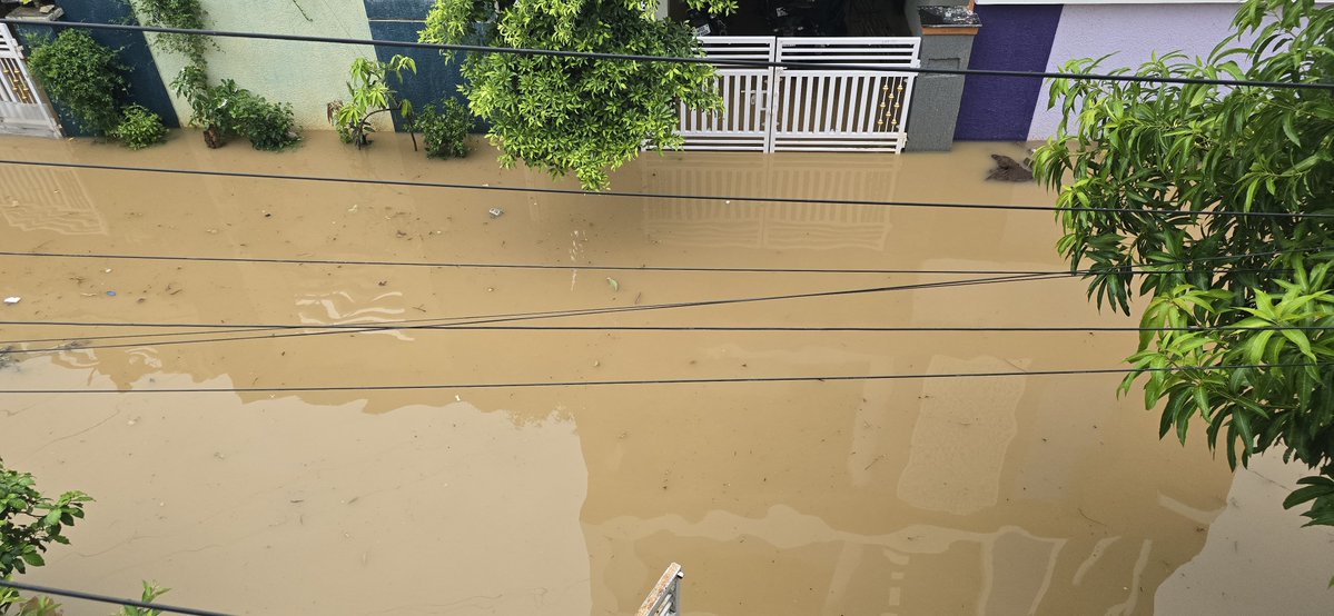 VenkatArunKumag's tweet photo. @GHMCOnline  @DC_Ameenpur  @ZC_SLP @Comm_HYDRAA @CommissionrGHMC Ameenpur faces frequent flooding as colonies build &amp; later break boundary walls causing sudden water flow into downstream homes Kindly remove such boundaries to restore natural drainage, &amp; help prevent flooding. https://t.co/jDjYghdBCu