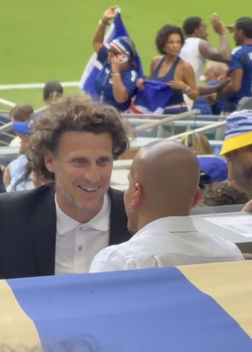 MatiasCaffe's tweet photo. #EDLP Juan Sebastián Verón estuvo presente en Miami viendo el partido de Uruguay con Cabo Verde. Aprovechó para charlar con Forlán y ver en vivo a Muslera. https://t.co/sgq2AFwoP8