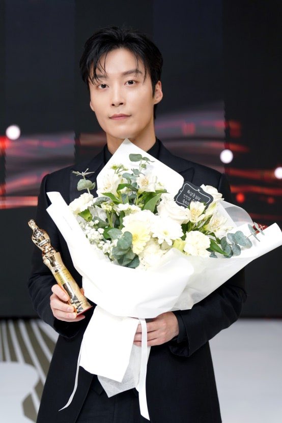 Lucky_noda's tweet photo. 2026년 연기대상은 이랬으면 좋겠음

[스브스 연기대상]
대상: 임지연(멋진 신세계)
최우수 연기상: 허남준(멋진 신세계)
우수 연기상: 장승조
신인 연기상: 이세희, 채서안
조연상: 윤병희 
베스트커플상: 임지연, 허남준(멋진 신세계)
베스트커플상: 허남준, 윤병희(멋진 신세계)
올해의 드라마상: 멋진 신세계
공로상: 김혜숙(멋진 신세계)

[백상예술대상]
방송 최우수 연기상(남): 허남준(멋진 신세계)
방송 최우수 연기상(여): 임지연(멋진 신세계)

[APAN Star Awards]
대상: 임지연(멋진 신세계)
중편 드라마 남자 최우수상: 허남준(멋진 신세계)
작가상: (멋진 신세계)
연출상: (멋진 신세계)

[코리아 드라마 어워즈]
남자 최우수 연기상: 허남준(멋진 신세계)
여자 최우수 연기상: 임지연(멋진 신세계)
베스트커플상: 임지연, 허남준(멋진 신세계)

멋진 신세계가 싹 다 휩쓸어버렸으면 좋겠음.
암튼 행사 주최사들은 내글 참고하길..