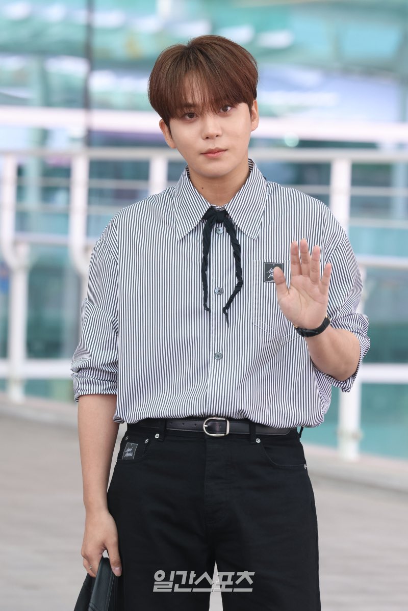 1024updates's tweet photo. [📷] Jongho Incheon Departure heading to Paris in Ami Paris, for his debut at Paris Fashion Week

#ATEEZ #에이티즈 #JONGHO #AmiParis https://t.co/AAwujCwiPT