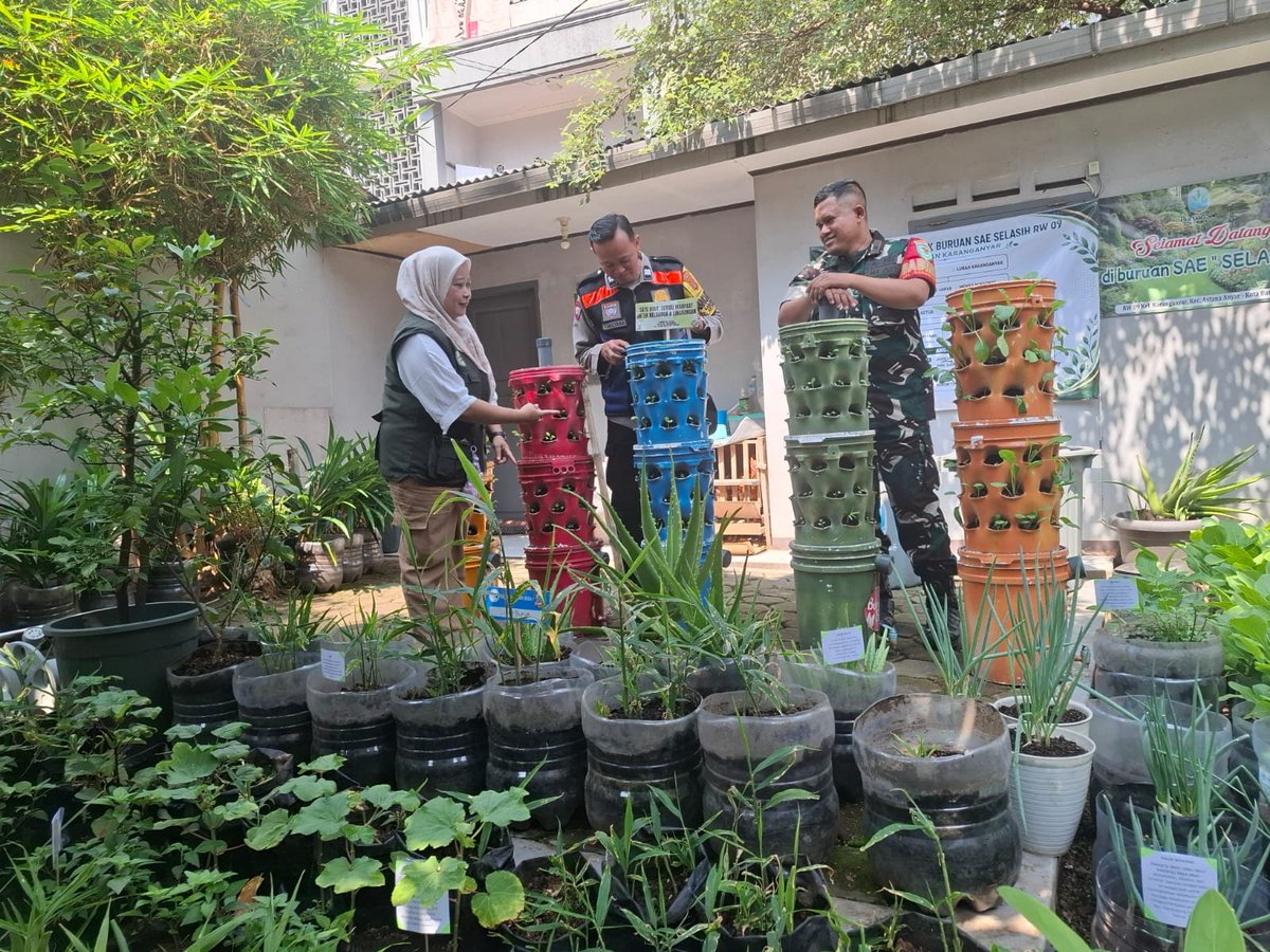 humasbubat's tweet photo. BANDUNG – Dalam rangka mendukung program ketahanan pangan sekaligus menjaga situasi kamtibmas yang kondusif di lingkungan masyarakat, Kapolrestabes Bandung Kombes Pol Dedi Supriyadi, S.I.K., melalui Kapolsek Sukajadi AKBP Edy Kusmawan, S.H., M.H., https://t.co/u3yfu0LtSS