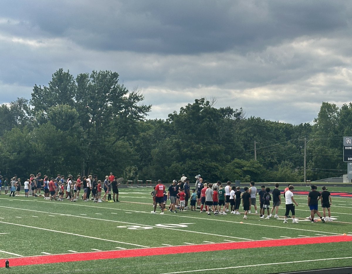 AJGleason30's tweet photo. ON Football Coaches &amp; athletes giving back to the community at the 2026 @ONeaglesFB Camp.  🟥🟦
#Eagles #Family https://t.co/IQ2WLyZnte