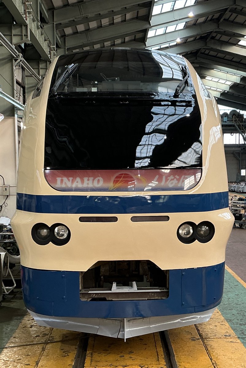 JREniigata's tweet photo. 🚆✨【特急いなほ 583系電車カラー ビジュアル解禁！】

7/18(土)、特急いなほ３号（新潟駅10:50発）から、あの懐かしの「583系電車」カラーが登場します！
気品あるクリームと青のカラーリングで、日本海沿いの最高のステージを全力で駆け抜けます🌊✨
現在、秋田総合車両センターのバックステージで、デビューに備えて着々と衣装替えを行っています！
今回はその様子を特別に少しだけチラ見せしちゃいます👀
新たなカラーが加わるE653系にご期待ください！
※車両運用の都合上、運行開始日が変更となる場合があります。

facebook投稿はこちら👇
https://t.co/ArXfqUq6M0

#JR東日本 #特急いなほ #E653系 #583系カラー #E653系新カラー #鉄道ファンと繋がりたい
