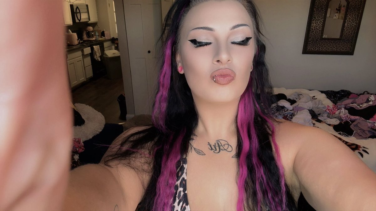 cheysyyy's tweet photo. Tell me I’m pretty 😇 https://t.co/kpAFpbI4fm
