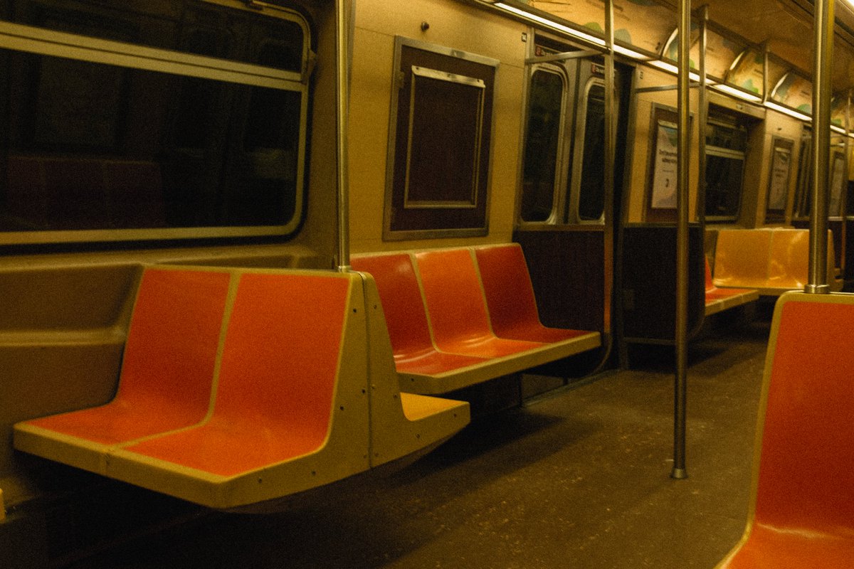 gibsontchu's tweet photo. feeling the backrooms on this Q train https://t.co/vRe5iTrnC2